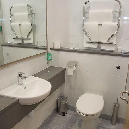 Westlodge & Leisure Centre 4*